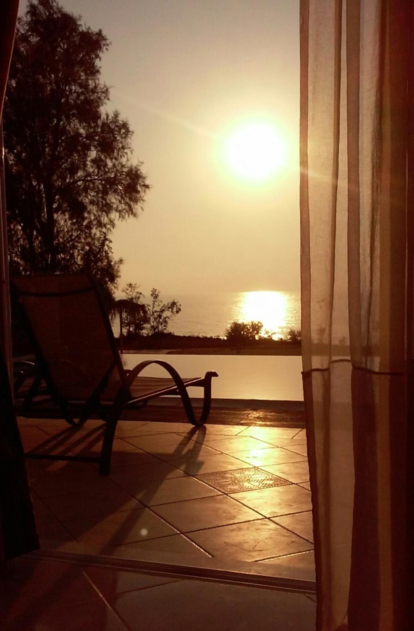 Ηλιοβασίλεμα από το σαλόνι