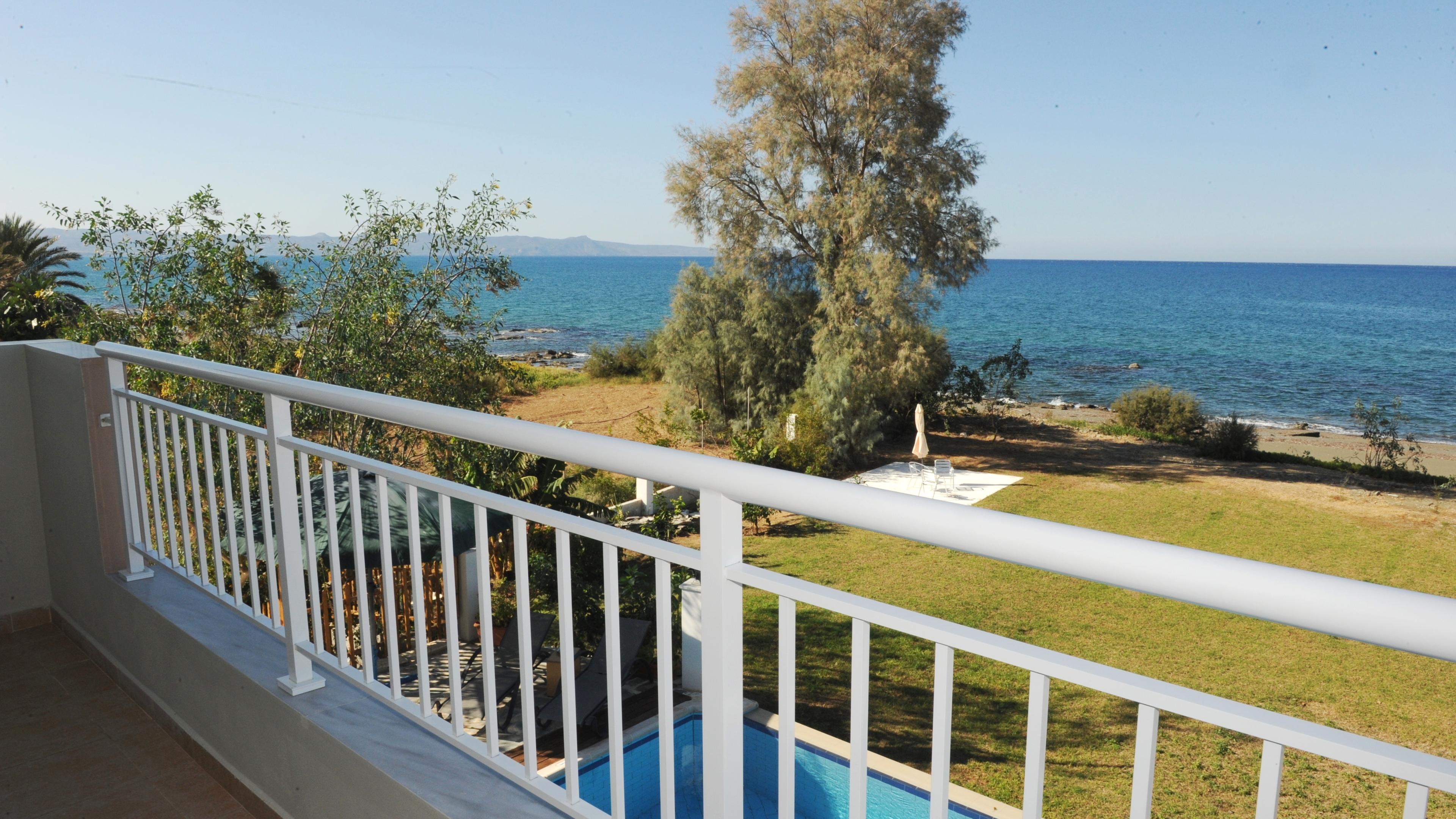 Θέα στην πίσω αυλή από το μπαλκόνι