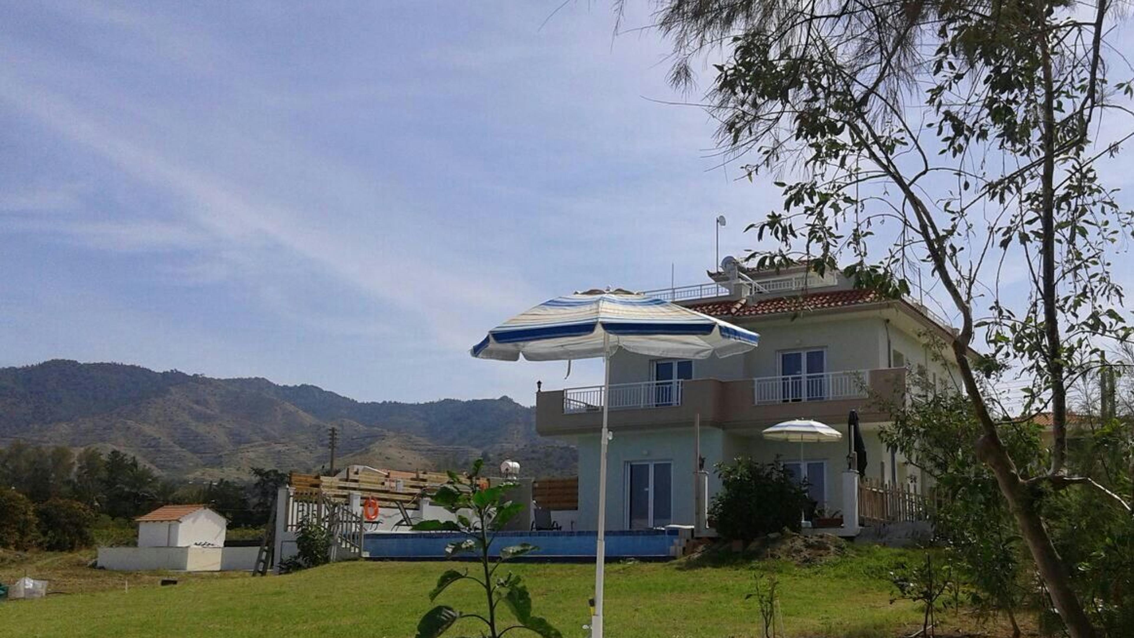 Αυλή με γκαζόν και καθιστικό χώρο
