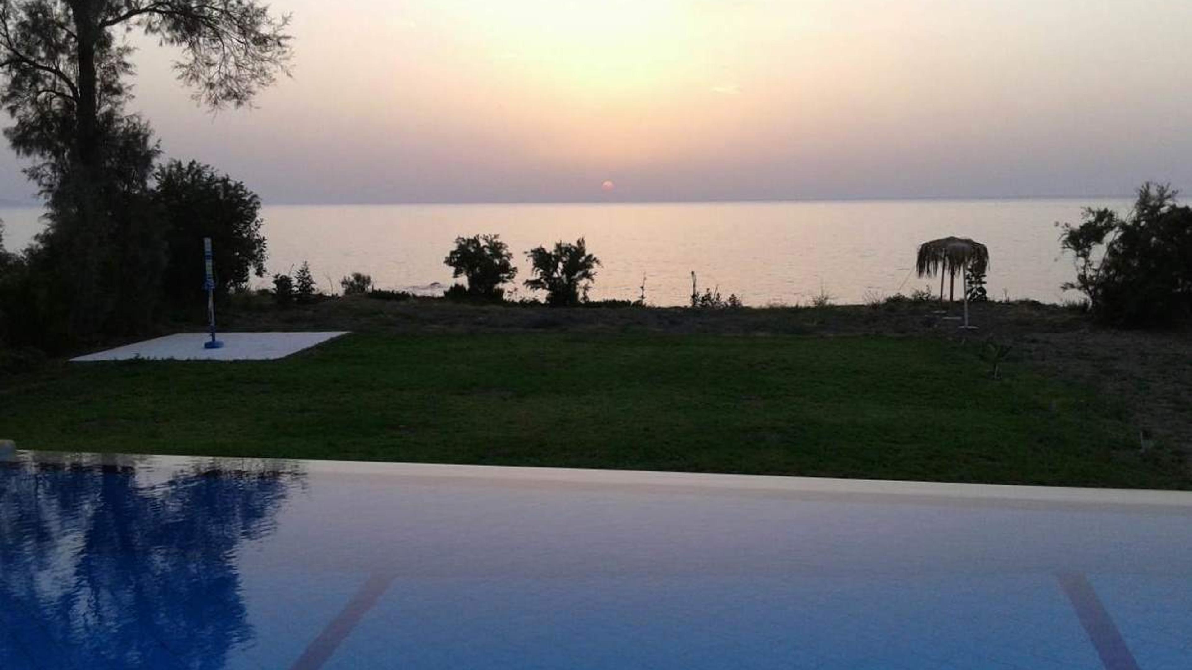 Η πίσω αυλή κατά το σούρουπο