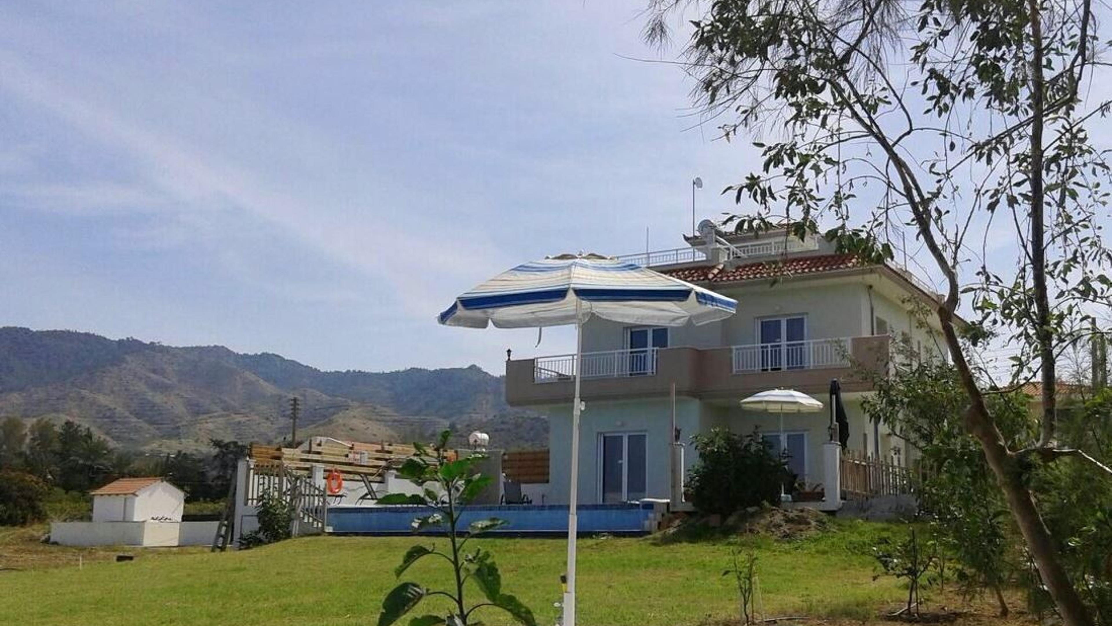 Αυλή με γκαζόν και καθιστικό χώρο